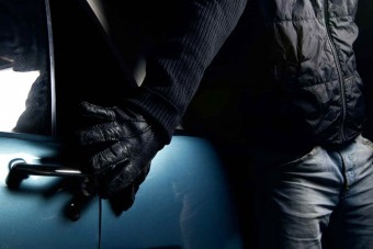 Akár egy filmben, úgy fosztottak ki autókat az M1-M7 kivezetőn