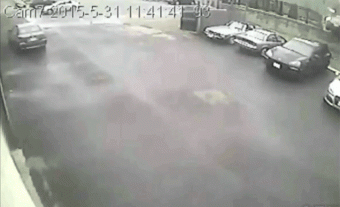 Átugratott a parkolón, egyenesen a falba