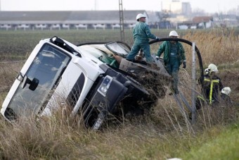 Veszélyes anyagot szállító kamion borult az M43-ason