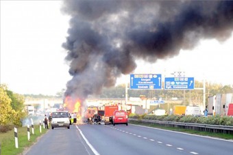 Kigyulladt egy kamion az M5-ösön, kilométeres dugó