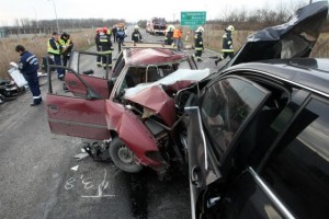 Súlyos baleset a 4-es főúton, lezárták az utat