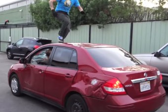 Így kell szétgördeszkázni egy autót