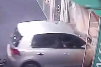 87 éves nyugdíjas hajtott keresztül egy plázán