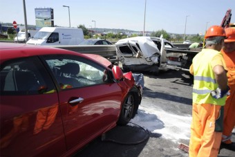 Négy autó ütközött, hatalmas a dugó az M1-M7 kivezetőn