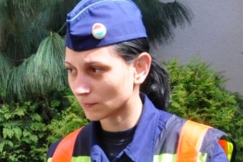 Babát mentett a tűzforró autóból a tatai rendőrnő