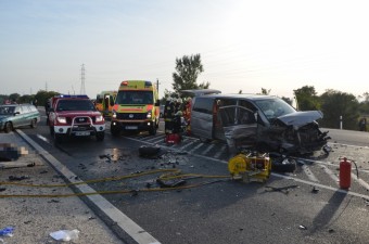 Súlyos tömegkarambol Dunakeszinél, egy ember meghalt