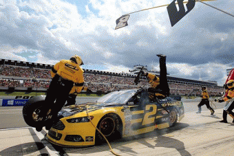 Saját szerelőit gázolta el az autóversenyző