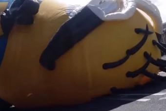 Óriás Minyon támadt az autókra - Ez nem vicc, vagyis nem úgy!