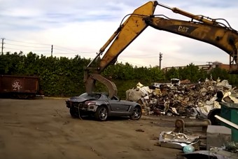 Vattacukorként tépi szét a markoló az 50 milliós sportautót