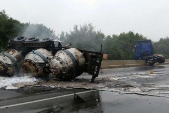 Olvadt alumínium ömlött a német autópályára