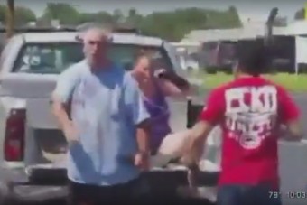 Felugrott a mozgó teherautóra, hogy megmentse a nőt