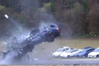 200 km/órával csapódott egymásba több autó is