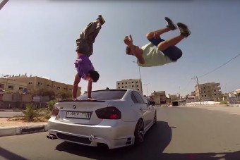 A Gázai övezetben úgy ugrálnak autókon a fiatalok, hogy öröm nézni 