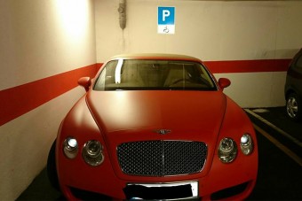 Mozgáskorlátozott helyre parkolt a magyar bentley-s