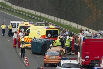Tömegbaleset az M3-ason, hat autó ütközött
