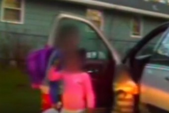 Pizsamában kocsikáztatta tesóit egy nyolcéves