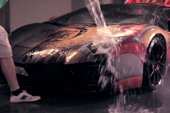 Ez történik a varázsfestékkel, ha vizet locsolnak rá