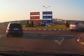 Körforgalommal szembe hajtott az audis