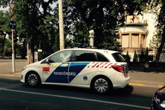Bizarr rendőrautót fotóztak Pesten