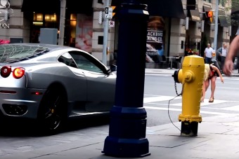 A szőke csaj megijedt és anyázott a zebrán