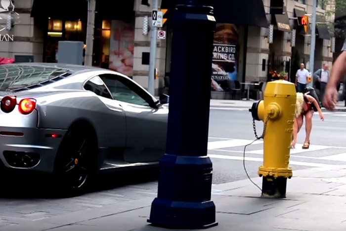 A szőke csaj megijedt és anyázott a zebrán