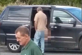 Autójában maszturbált a benzinkúton egy nő