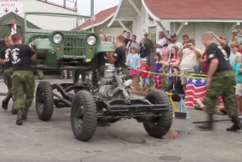 4 perc alatt szedték darabokra, majd rakták össze a Jeepet