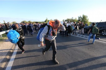 Lezárták az M5-öst, a migránsok áttörtek a rendőrökön
