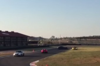 Gyári pilóták törtek össze két méregdrága Mercedest