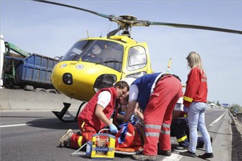 Súlyos baleset, mentőhelikopter az M0-son