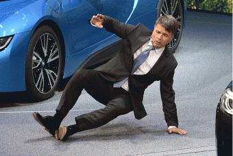 Újságírók előtt esett össze a BMW vezére