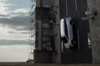 Ha zuhansz, ebben az autóban zuhanj