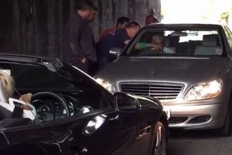 Két hülye mercis miatt állt egy órát a forgalom