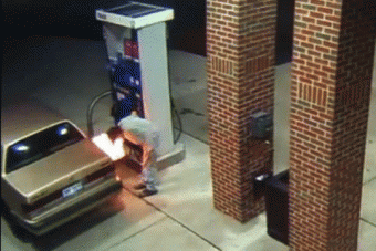 Megijedt egy póktól, felgyújtotta a benzinkutat