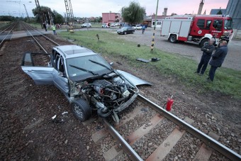 Autót gyalult le a vonat Tégláson, mentőhelikopter a helyszínen