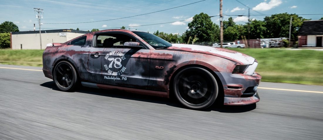 Rozsdás Ford, ami lever a lámpánál