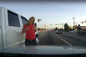 Csúnyán mutogat és a mellét rázza a szőke csaj