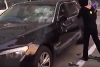 Kalapáccsal verte szét hűtlen férje BMW-jét