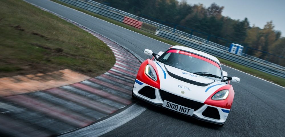 A nők nemcsak pózolni tudnak a versenyautókkal