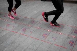 Gyorsforgalmi sáv a járdán, gyalogosoknak