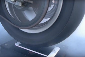 Ez történik egy iPhone-nal, ha gumit égetnek rajta