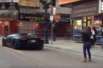 A Lamborghini feldörrent, a csajok majdnem bepisiltek