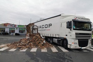 Történelmi kápolnát nullázott le egy magyar kamionos