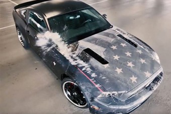 Ezen a Mustangon olyan fényezés van, hogy lehidalsz