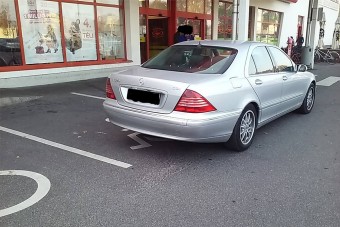 Úgy parkolt egy mercis a győri Sparnál, amiért járna a bünti