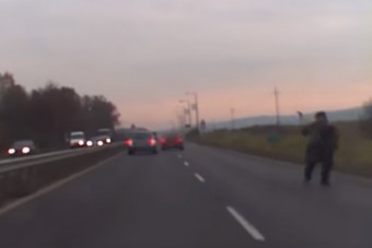 Baltával csápolt egy férfi a 26-os főúton, videóra vették
