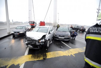 Baleset miatt lezárták az Erzsébet híd két sávját