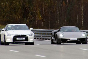 A Porsche csúcsa az 1200 lóerős Nissan ellen