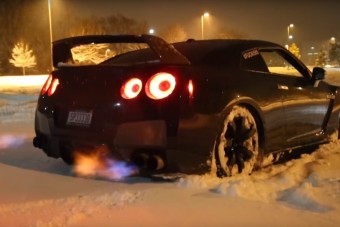 Ez a hóban verető GT-R szebb, mint maga a karácsony