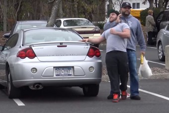 Így locsoltak tejet a parkolós átverőre